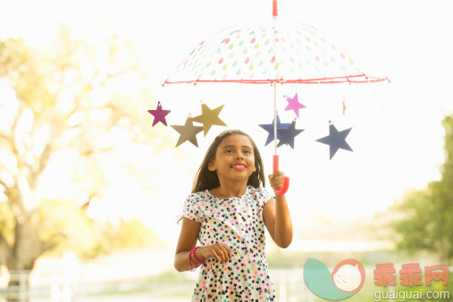 明亮,人,户外,微笑,拿着_505331653_Girl holding umbrella with stars_创意图片_Getty Images China