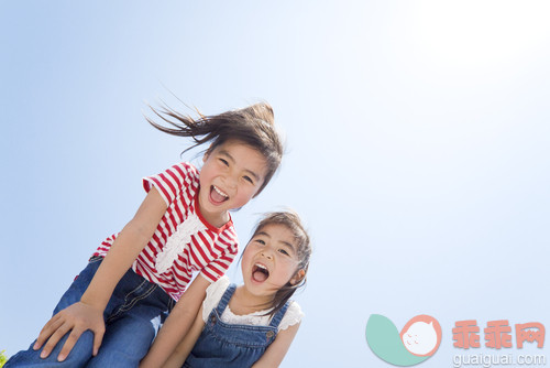 白昼,万里无云,太阳,张着嘴,户外_gic11165239_Two sisters against blue sky_创意图片_Getty Images China