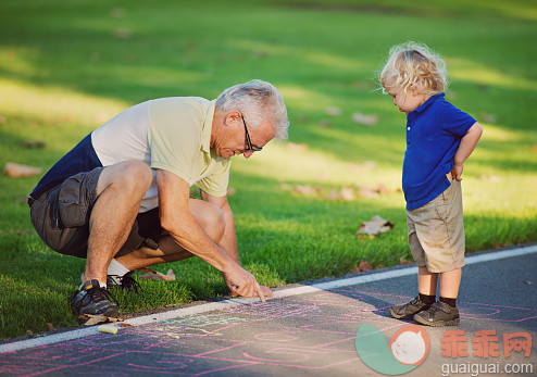 休闲装,短裤,生活方式,户外,眼镜_520617871_Grandfather Grandson Teaching Moment_创意图片_Getty Images China