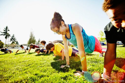 人,休闲装,T恤,短裤,户外_510751333_Young girl doing push ups with friends_创意图片_Getty Images China