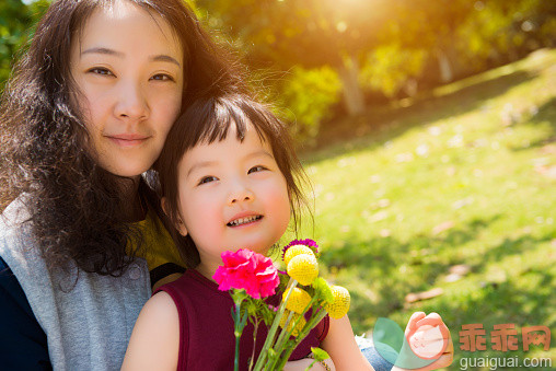 进行中,自然,户外,快乐,摄影_555285833_A little girl hold bouquet with her mother_创意图片_Getty Images China