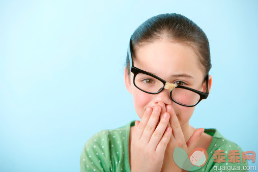 人,坏掉的,影棚拍摄,室内,眼镜_151327631_Girl wearing broken glasses_创意图片_Getty Images China