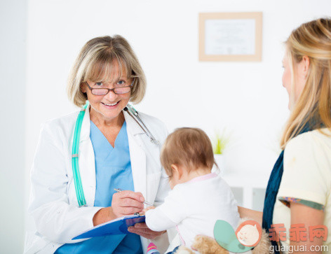 人,药,健康保健,室内,眼镜_496970235_Cheerful Senior Pediatrician At Work._创意图片_Getty Images China