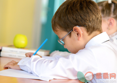 人,书桌,教育,室内,眼镜_510737341_Diligent schoolboy_创意图片_Getty Images China