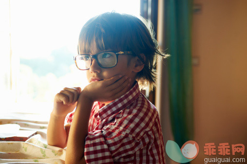 人,休闲装,室内,眼镜,棕色头发_153128051_young boy wearing large glasses_创意图片_Getty Images China