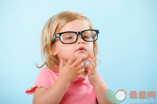 巨大的,人,影棚拍摄,室内,下巴_151327654_Girl wearing eyeglasses_创意图片_Getty Images China