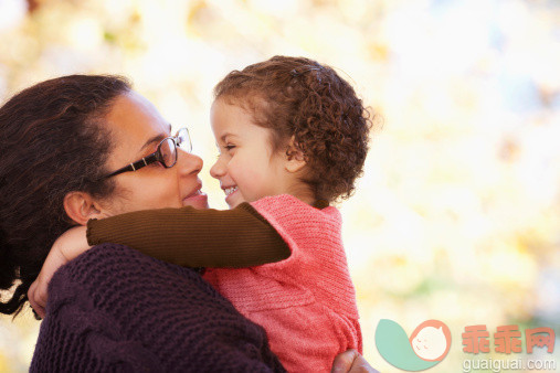 人,户外,45到49岁,眼镜,快乐_109391760_Daughter hugging mother_创意图片_Getty Images China