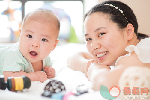 母子,爬,触摸,床,亲情_eefcc4339_妈妈和宝宝玩耍_创意图片_Getty Images China