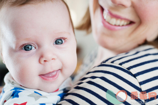 人,室内,人的脸部,微笑,母亲_558950351_Baby girl smiling at camera_创意图片_Getty Images China