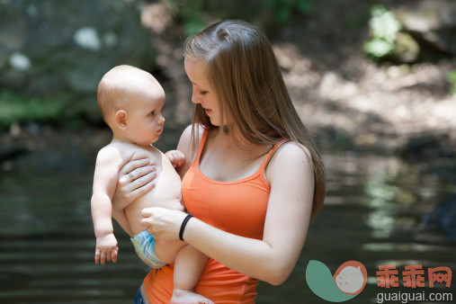 人,休闲装,尿布,自然,度假_150092891_Girl Holding Baby Near a River_创意图片_Getty Images China