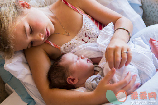 人,室内,爱的,深情的,白人_476805837_Caucasian girl holding newborn baby brother_创意图片_Getty Images China