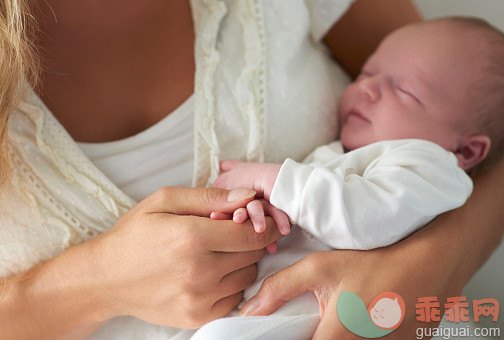 人,影棚拍摄,30岁到34岁,拿着,运送_523172815_Mother holding sleeping baby._创意图片_Getty Images China