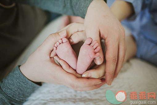 人,室内,手,触摸,拥抱_560485041_Family with newborn baby feet_创意图片_Getty Images China