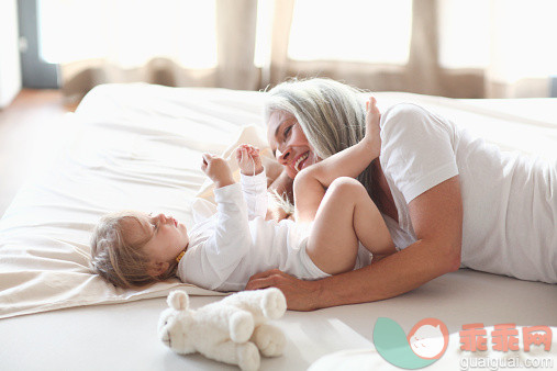 白色,进行中,人,休闲装,住宅内部_528843329_Mature woman playing with granddaughter playing on bed_创意图片_Getty Images China