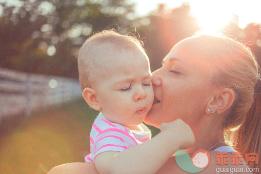 太阳,生活方式,自然,户外,快乐_478258846_Mother and child together in the park leisure time_创意图片_Getty Images China