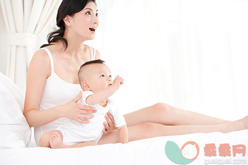 母亲,伸手指,拿着,亲情,卧室_c82534221_母亲和婴儿的快乐时光_创意图片_Getty Images China