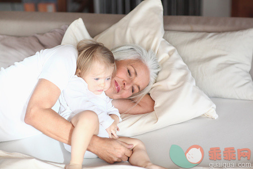 白色,人,休闲装,住宅内部,床_528843321_Mature woman lying on bed with granddaughter_创意图片_Getty Images China