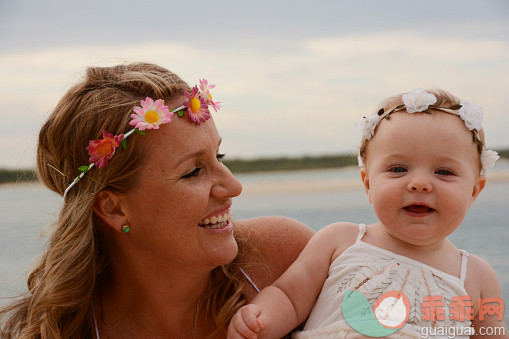 人,活动,花环,生活方式,12到17个月_476984474_Mother holding laughing baby_创意图片_Getty Images China