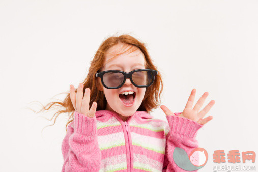 人,衣服,休闲装,毛衣,眼部用品_142742098_Girl wearing 3D glasses_创意图片_Getty Images China