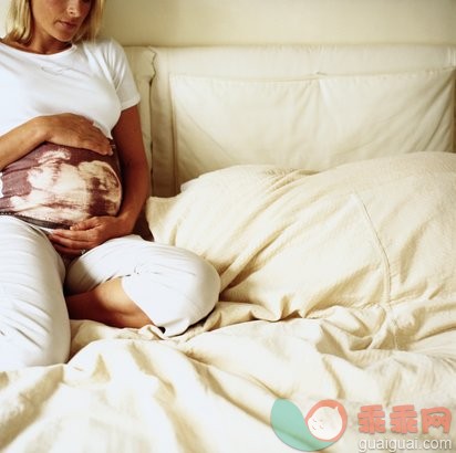 人生大事,摄影,室内,躯干,腹部_bd9424-001_Pregnant woman holding stomach, ultrasound of baby on t-shirt_创意图片_Getty Images China