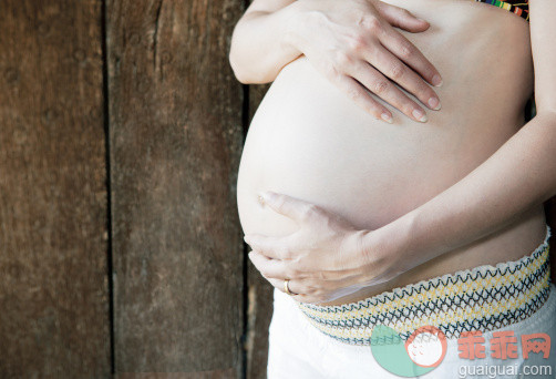 人,人生大事,户外,中间部分,25岁到29岁_129944310_Pregnant woman holding her belly_创意图片_Getty Images China