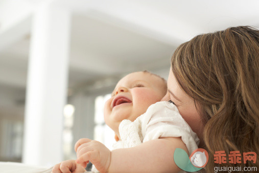 人,婴儿服装,住宅内部,室内,30岁到34岁_476876515_Mother kissing her laughing baby girl_创意图片_Getty Images China