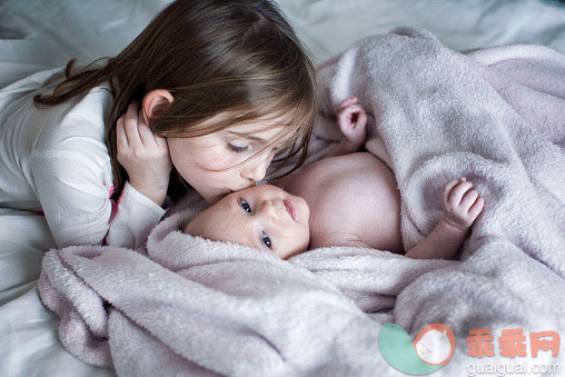 人,床,室内,深情的,卧室_562605613_Little girl kissing baby brothers cheek on bed_创意图片_Getty Images China