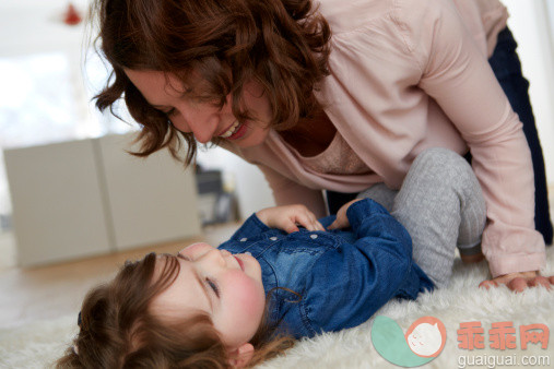 人,休闲装,住宅内部,连衣裙,四分之三身长_487712371_Mother playing with toddler daughter on sitting room floor_创意图片_Getty Images China