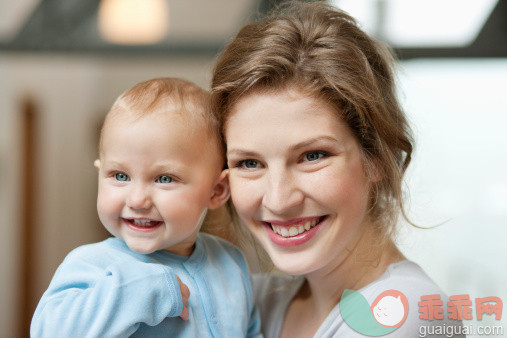 人,12到17个月,室内,20到24岁,快乐_157860558_Close-up of a woman smiling with her baby girl_创意图片_Getty Images China