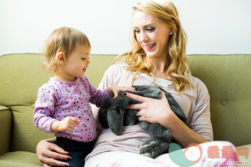 人,沙发,12到17个月,四分之三身长,室内_555176517_USA, Utah, Salt Lake City, Mother and daughter (12-17 months) sitting on sofa stroking rabbit_创意图片_Getty Images China