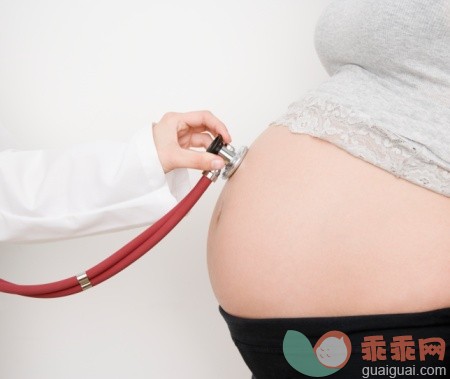 主题,健康保健,概念,人生大事,构图_77817047_Doctor holding stethoscope on pregnant woman's belly_创意图片_Getty Images China