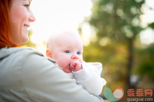 人,自然,户外,30岁到34岁,快乐_136149356_Mom and baby daughter (3-6 mos) outside in winter._创意图片_Getty Images China