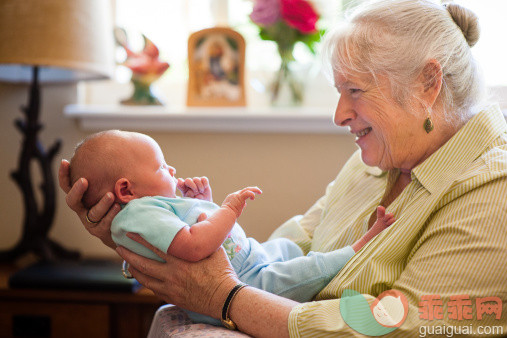 人,休闲装,婴儿服装,四分之三身长,室内_170368837_Grandmother holding her newborn granddaughter_创意图片_Getty Images China