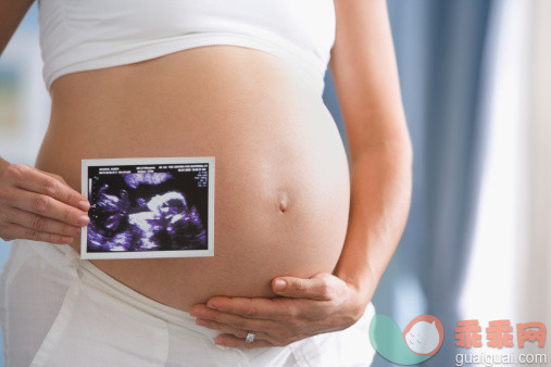 人,人生大事,生活方式,健康保健,室内_81714547_Pregnant Hispanic woman holding ultrasound printout_创意图片_Getty Images China