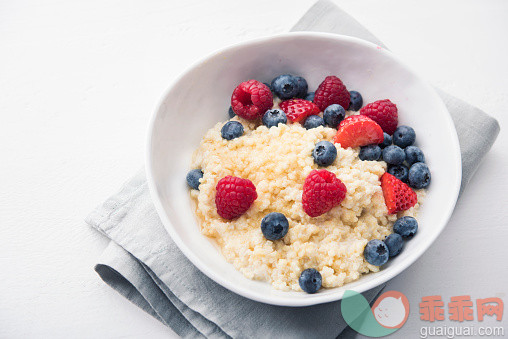 早餐,健康生活方式,浆果,稷,粥_570289609_Millet porridge with fruits_创意图片_Getty Images China