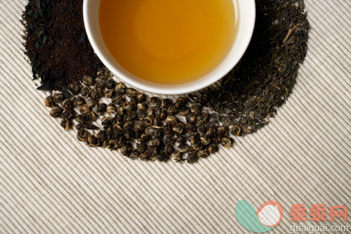 饮食,生活方式,影棚拍摄,杯,部分_147207976_Crop shot of Green tea and leaves._创意图片_Getty Images China