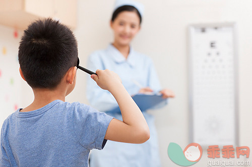 护士,视力测验,视力,视力表,人的眼睛_0c5f5101c_小男孩检测视力_创意图片_Getty Images China