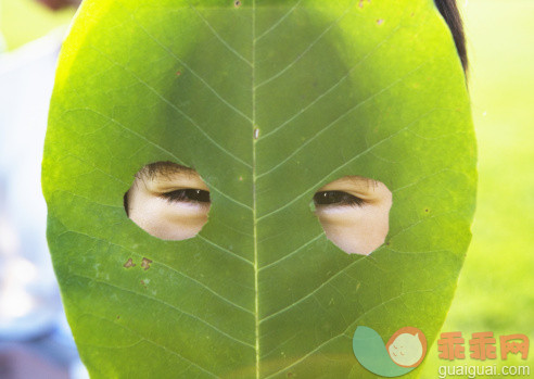 人,户外,人的脸部,人的眼睛,嬉戏的_81941929_Child with leaf mask_创意图片_Getty Images China