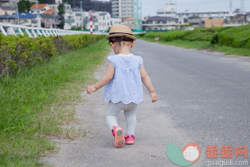 人,鞋子,户外,步行,单行道_gic14155353_A toddling infant_创意图片_Getty Images China