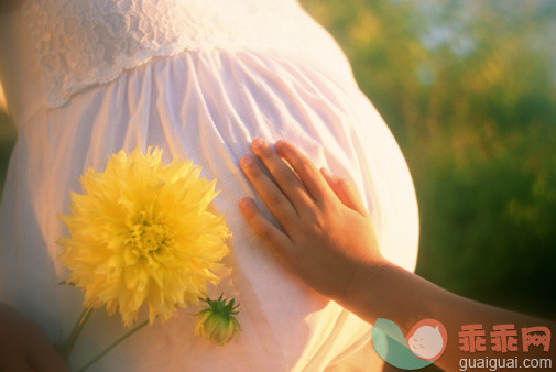 人,生活方式,户外,快乐,满意_88178270_Child touching pregnant belly of mother_创意图片_Getty Images China