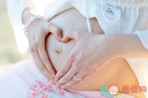 人,玩具,户外,爱的,分娩_170462914_Pregnant woman making heart shape with her hands_创意图片_Getty Images China