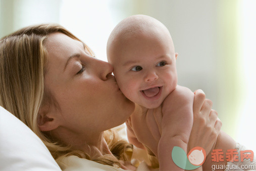 人,生活方式,2到5个月,室内,35岁到39岁_129301994_Caucasian mother kissing baby boy_创意图片_Getty Images China