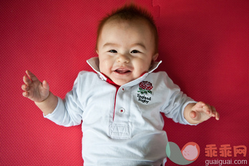 人,婴儿服装,橄榄球,白人,笑_gic14157467_Baby boy in England rugby shirt on red background_创意图片_Getty Images China