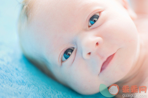 人,室内,蓝色眼睛,满意,白人_162896945_newborn baby closeup face shot on blue blanket_创意图片_Getty Images China