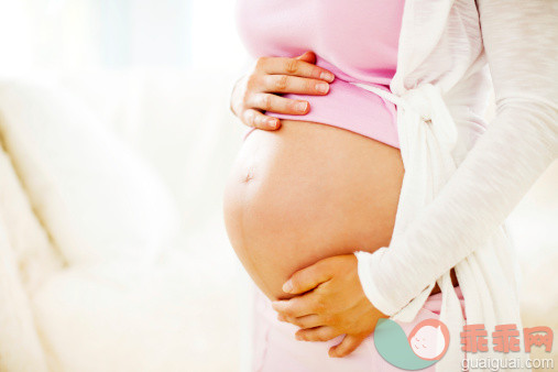 巨大的,人,巨大的,休闲装,住宅内部_170169269_Pregnant woman._创意图片_Getty Images China