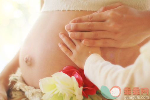 人,室内,中间部分,手,怀孕_158807557_Pregnancy_创意图片_Getty Images China