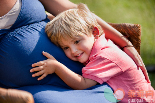 人,户外,头发,快乐,满意_157568275_child with pregnant mom_创意图片_Getty Images China