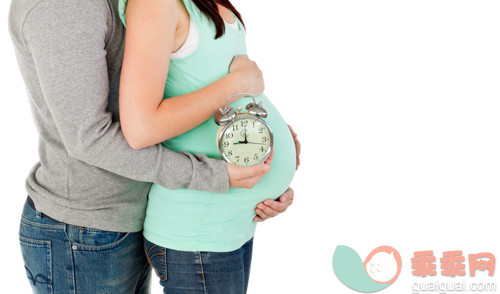 钟,拿着,深情的,美女,美_gic8247446_Close-up of loving future parents holding a clock against a white background_创意图片_Getty Images China