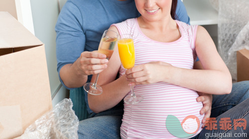 深情的,美女,美,肚子,迷人_gic8242800_Smiling couple expecting a baby drinking and sitting on the floor in their new house_创意图片_Getty Images China