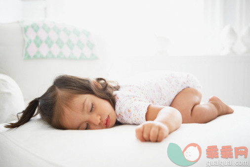 人,家具,干净,椅子,室内_78772578_Baby Girl Asleep on a Chair_创意图片_Getty Images China